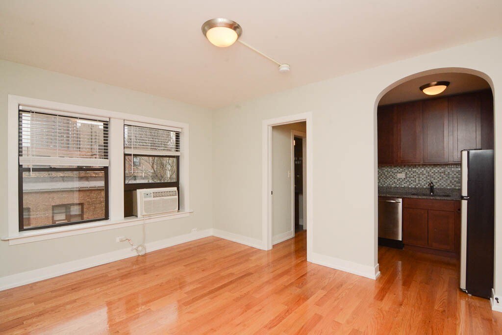 Building Photo - 562 W Arlington