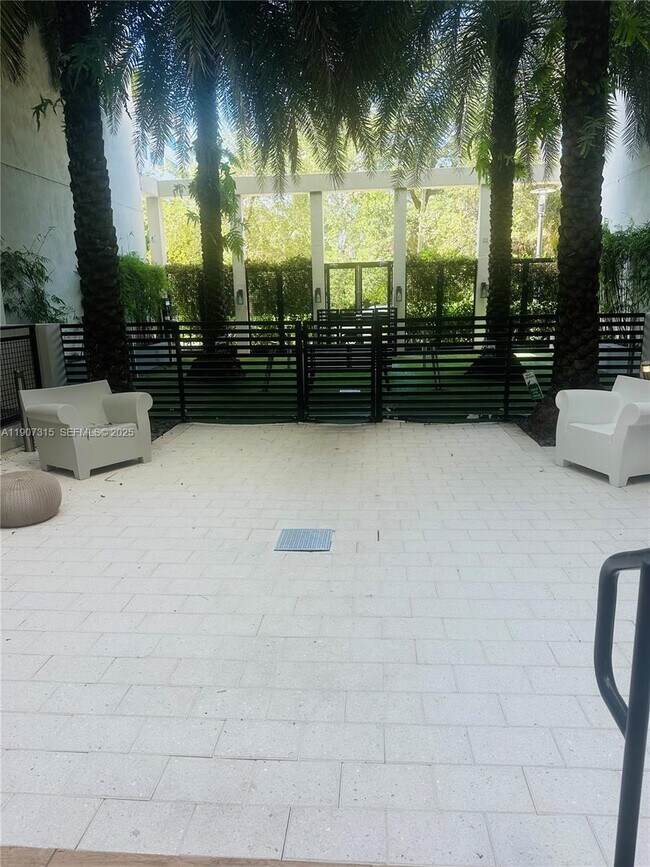 Building Photo - 817 SE 2nd Ave