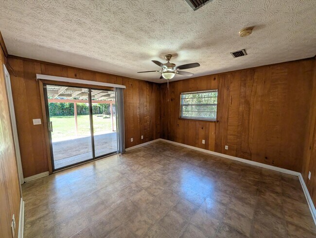 Building Photo - 2834 Woodland Dr