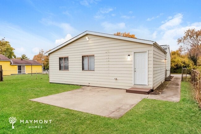 Building Photo - 1663 W Kemper Rd