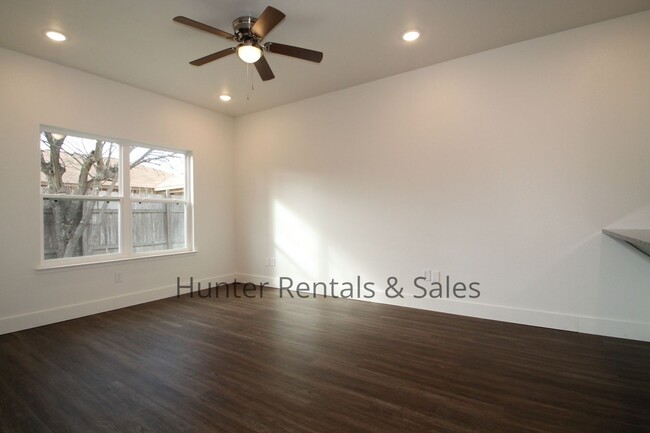 Building Photo - Upscale Three-bedroom Townhome!