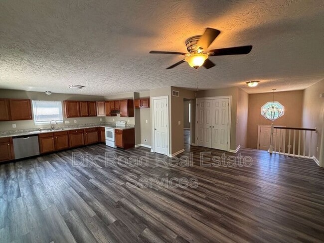 Building Photo - 1024 Golfview Dr