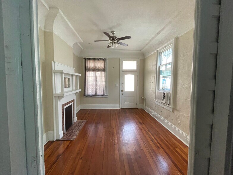 Living View 2 - 2420 Jena St