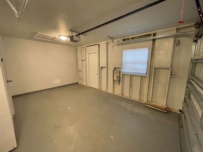 Building Photo - Beautiful Single Family Home! $2395/1085ft2-South Sarasota, 3-Bed/2-Bath, Fully Renovated: Annual...