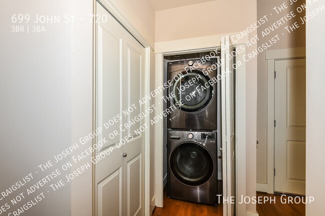 Building Photo - 699 John St