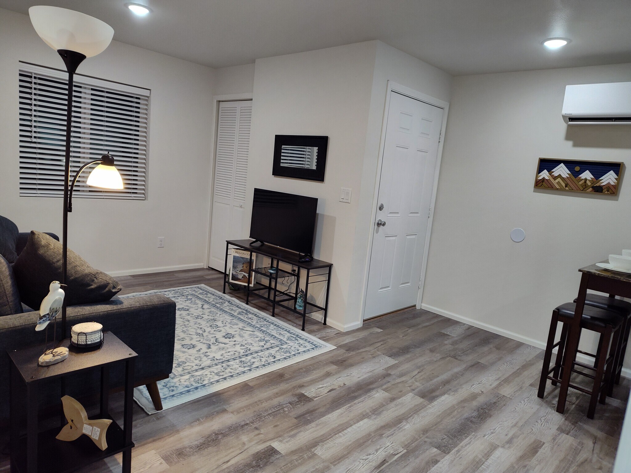 Entryway to living room - 3039 SE Dune Ave