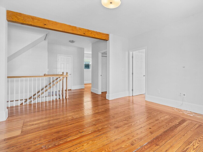 Building Photo - 98 Elm St