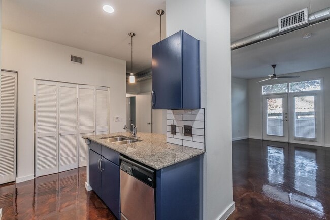 Building Photo - Texas & Pacific (T&P) Loft with stunning downtown views!