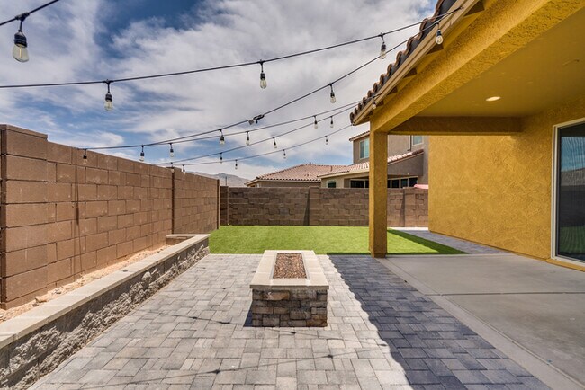 Building Photo - Amazing 4BR 2.5BA Home w/ 3-Car Tandem Garage • Pool Access • Yard w/ Fire Pit in Saguaro Trails