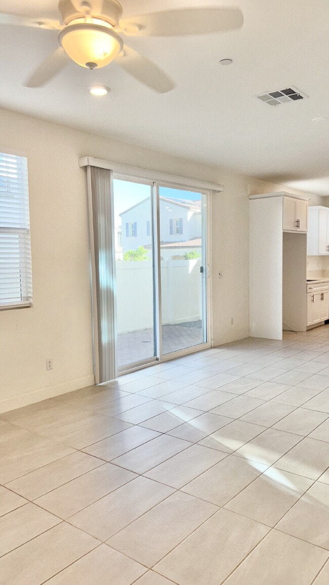 Building Photo - 4 Bedrooms Available University Park