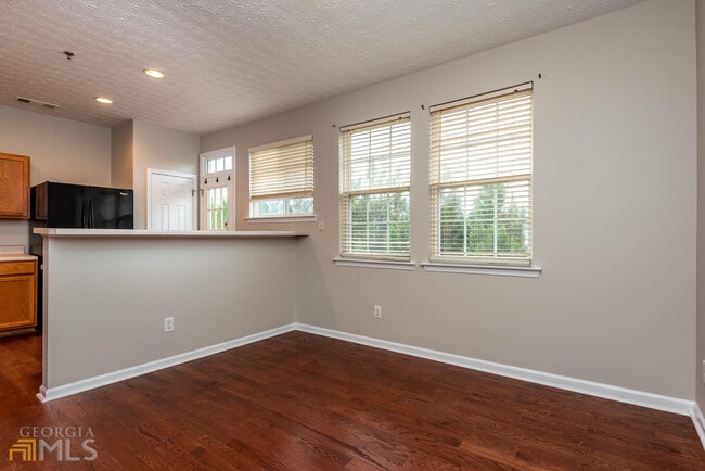 Building Photo - 246 Village Square Dr