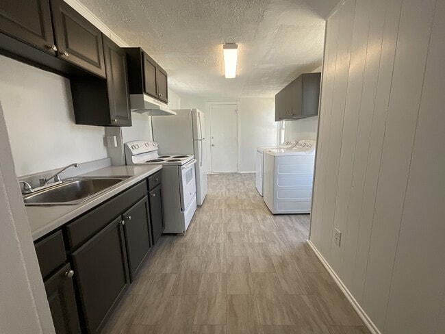 Building Photo - 516 E Boundary Ave