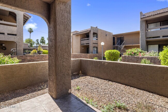 Building Photo - 3825 E Camelback Rd