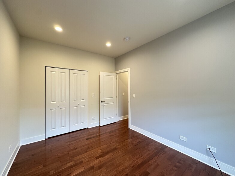 Building Photo - 1159 W Lunt Ave