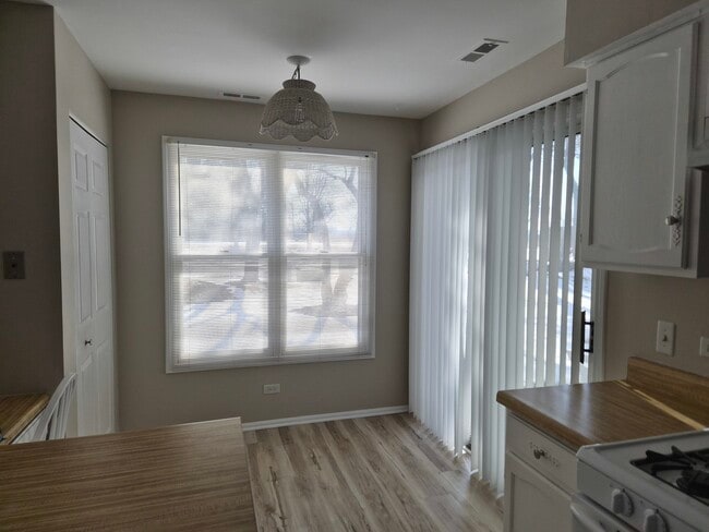 Building Photo - 271 Southwick Ct
