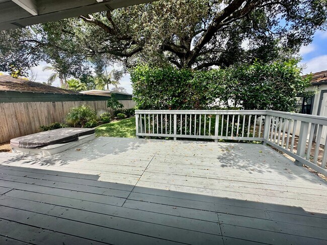 Building Photo - Two bedroom home with hardwood flooring throughout!