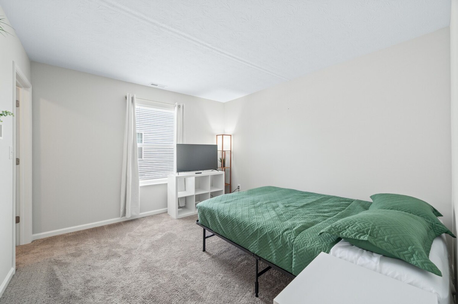 Building Photo - 4007 Woodview Dr