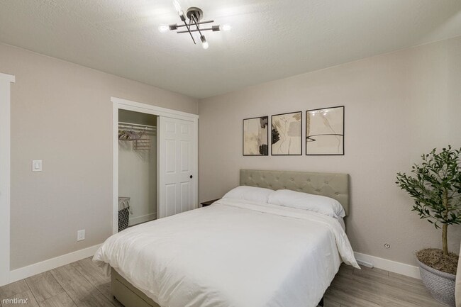 Building Photo - 2 br, 1 bath Duplex - 3944 Apple Blossom W...