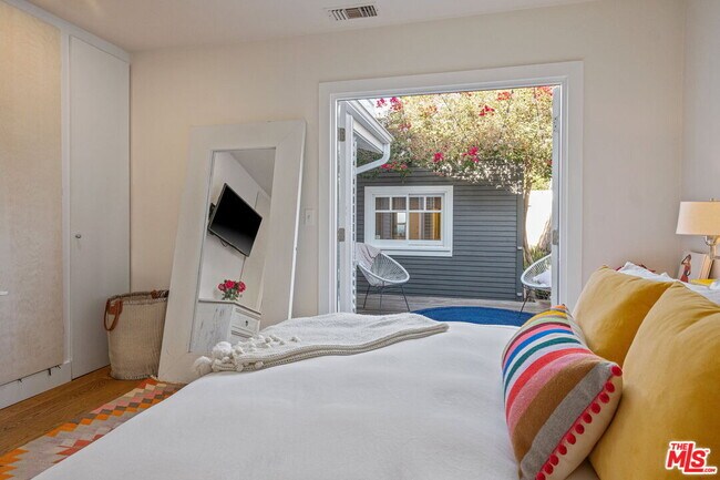 Building Photo - 1605 Cabrillo Ave