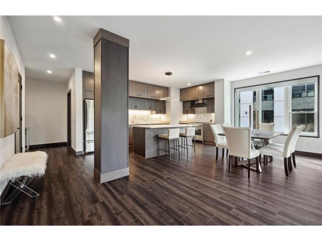 Building Photo - 253 Lake St E