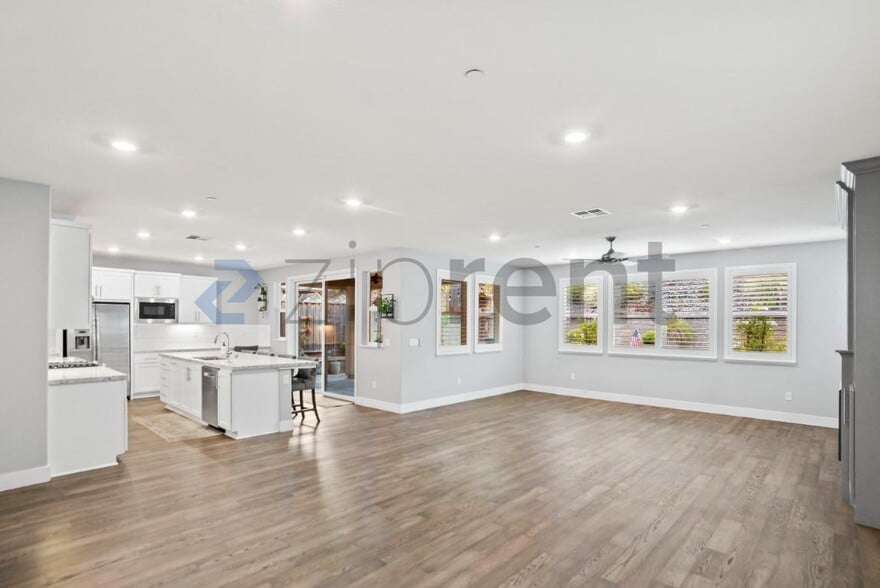 Building Photo - Unit