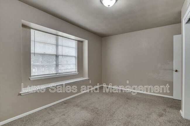 Building Photo - 3005 SW 52nd Pl