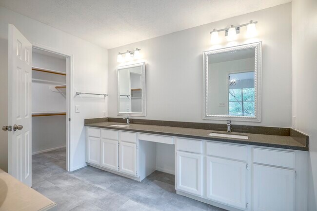 Building Photo - 10 Summithill Pl