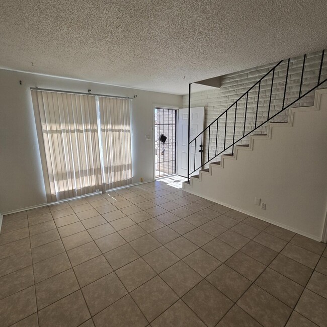 Building Photo - 401 Graceland Dr SE