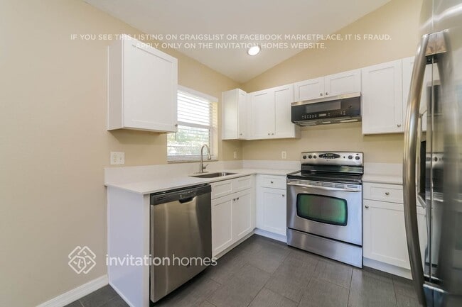 Building Photo - 215 1st St