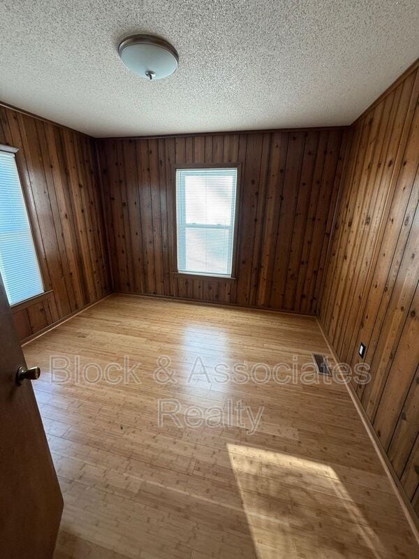 Building Photo - 524 W Wainman Ave