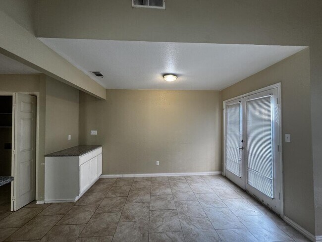 Building Photo - 3611 Monclave Dr