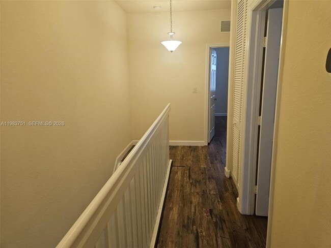 Building Photo - 142 SE 28th Ter