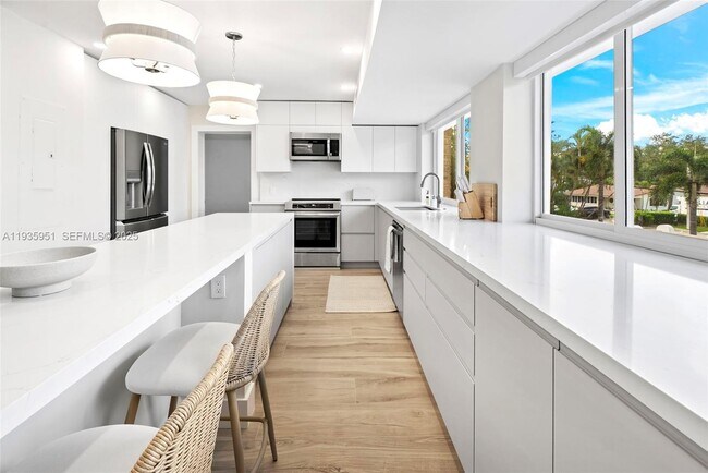 Building Photo - 10001 E Bay Harbor Dr