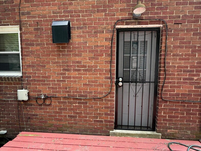 Building Photo - 3770 Brewster St