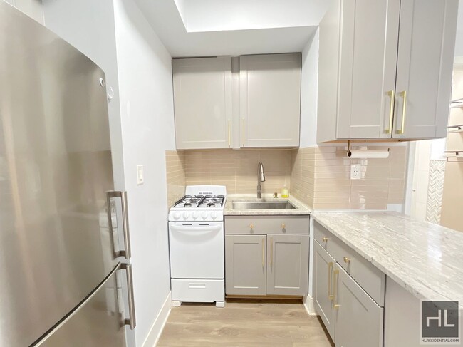 Building Photo - Spacious & Updated 1 bed 1 bath I Hamilton...