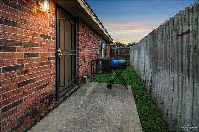 Building Photo - 1803 S Horse St