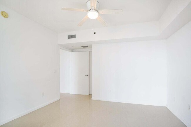 Building Photo - 495 Brickell Ave