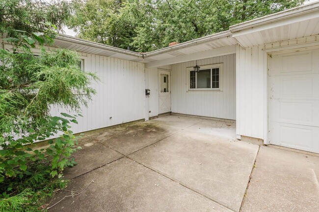 Building Photo - 2825 Hinde Ave