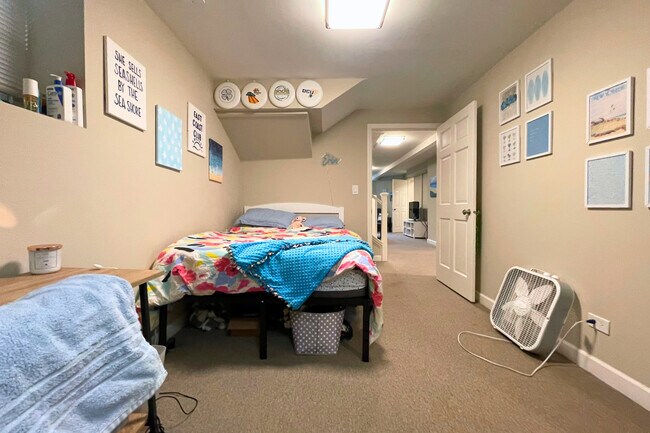 Building Photo - 3727 N Lakewood Ave