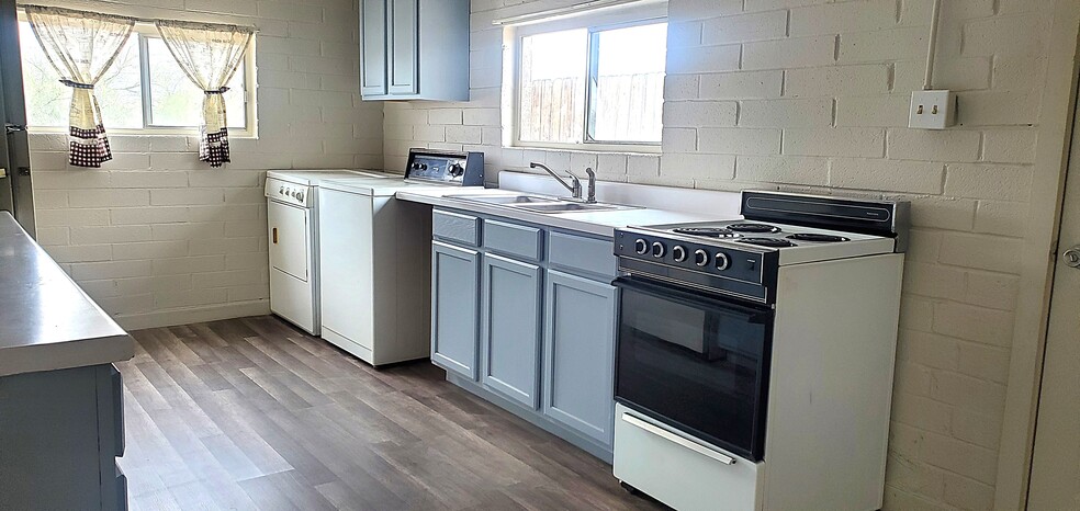 Kitchen - 1205 W Center St