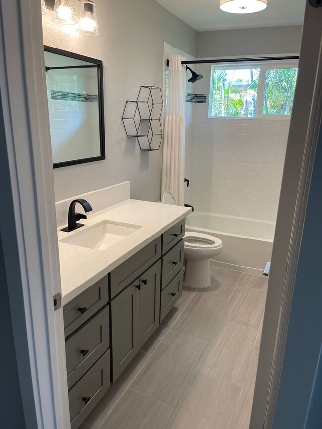 Building Photo - 2745 Puu Hoolai St