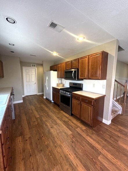 Building Photo - 708 1/2 Willow Creek Rd
