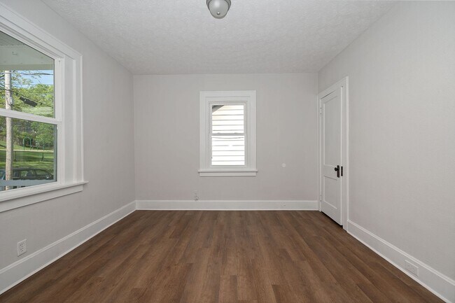 Building Photo - PRICE HILL - Stunning 4 bed 2 bath on quiet cul de sac street