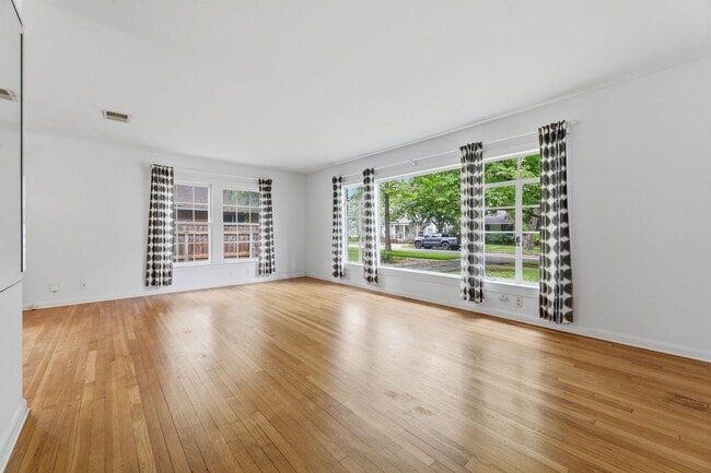 Building Photo - Nicely Updated 3/2 in Hyde Park