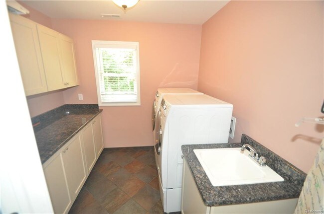 Building Photo - 1019 Chesterfield Ave