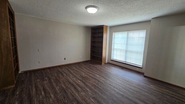 Building Photo - Wonderful 2 Bedroom Duplex in Bethany!  $1250 Per Month!