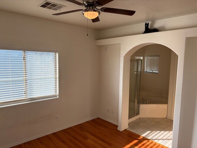 Building Photo - 2 Bedroom 2.5 Bath Townhome!