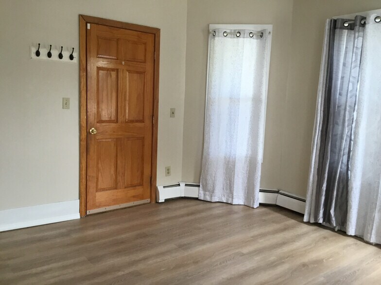 Building Photo - 863 Plymouth Ave