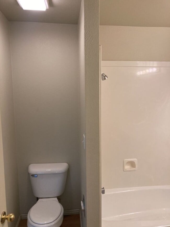 Building Photo - 3 bed, 1.5 bathroom - Two Story Twin Home