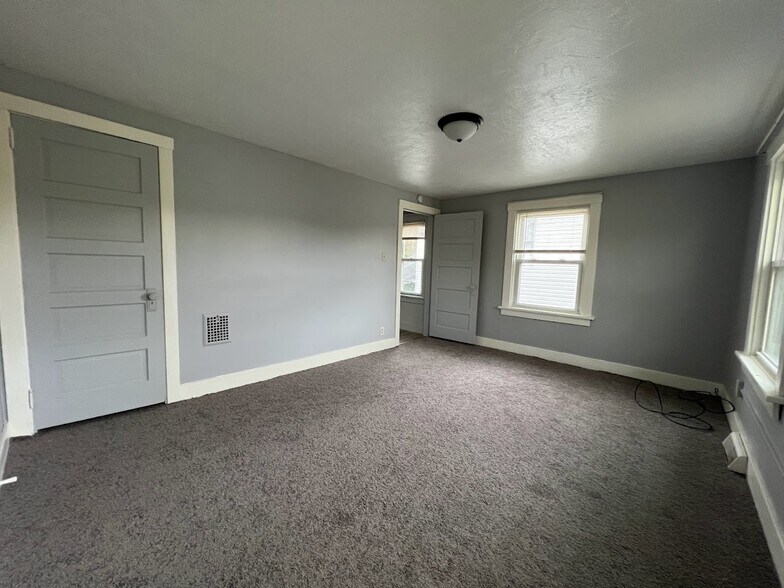 Building Photo - 854 Craig St